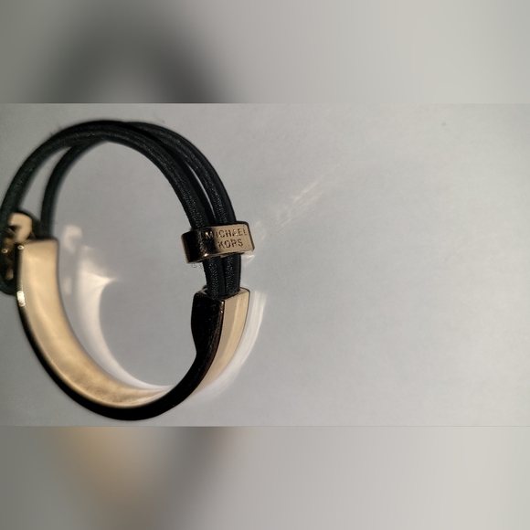 MICHAEL KORS GOLD BLACK ELASTIC BRACELET ONE SIZE EUC - Picture 4 of 6